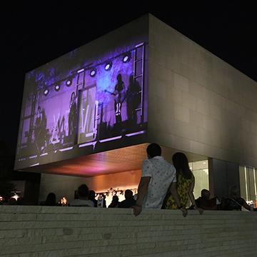 Every summer 赌钱app可以微信提现 hosts Light Up the Lawn, and outdoor concert series. The performances are projected on the wall of the Nerman Museum of Contemporary Art.